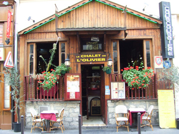 鐵盆噴泉附近有各式各樣的餐廳,這是宛若鄉野店面的餐廳。