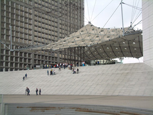 七月九日 8點半集合,現代建築及公共藝術之旅-保衛城(La Defence),這位在巴黎的東邊,與凱旋門成一條線,有巴黎的「小紐約之稱」,這而已正方長型的新凱旋門為核心,上面平台上看不到一輛汽車,相當大的廣場,整個區域的都會規劃相當先進,兩旁都是現代幾何建築物,眾多公共藝術陳列於廣場或建築物其間,例如塞乍的巨大拇指銅雕、卡爾德的紅色紀念碑、米羅的彩繪人物雕刻、藝術噴泉、水塔�等等,沿著林蔭大道而下一直至達吉士的雕刻場域,正面遠眺不遠處就是凱旋門,右側則是巴黎鐵塔。 然後搭1號地鐵至香榭里拉站,參觀塞納河上最壯觀的亞歷山大橋,長107米、寬40米,前面是大小皇宮,後遠方是巴黎的榮軍院,觀賞來往的船隻,遠眺巴黎鐵塔、國議會及羅浮宮。 沿著塞納河散步來到方尖碑的協和廣場,進入杜樂麗花園(Jardin des Tuileries)參觀、休息並野餐。 下午3點後搭4號地鐵至Porte de Clignancourt閒逛跳蚤市場,這兒是巴黎最大的市集應有盡有,從日常用品至高級的藝術品都有,貨真價實?當然要睜開眼睛看看,免得受騙之,但值得大家開開眼界學習學習,也是一趟別開生面的旅遊。