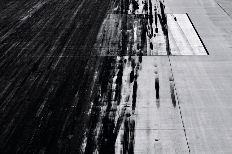 336_tarmac-2_paris_roissy_chde_gaulle_2007-6_120x180cm