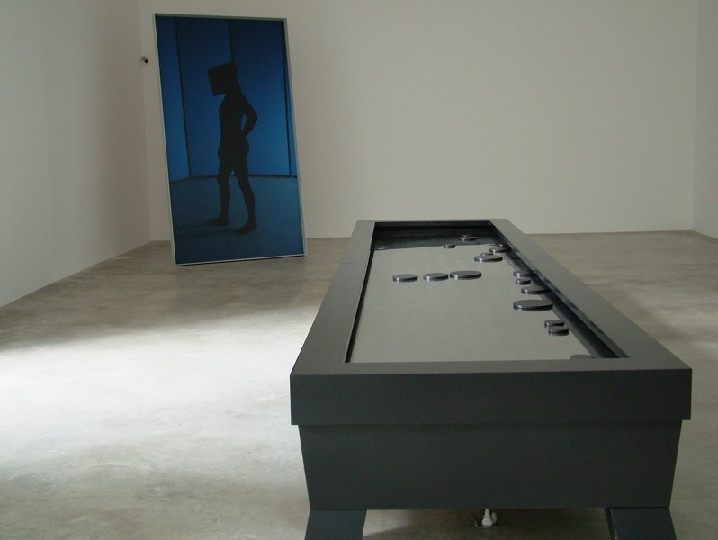 s099-8_xavier_veilhan_2005_air_hockey_table_68x480x120_et_marey_08_271x153_resize