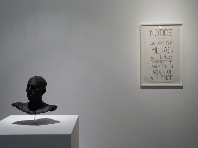 107 Charles Avery Sans titre g Meta 2010 32x38x18cm d- Affiche de Meta 2008 85x57.5cm _縮小大小