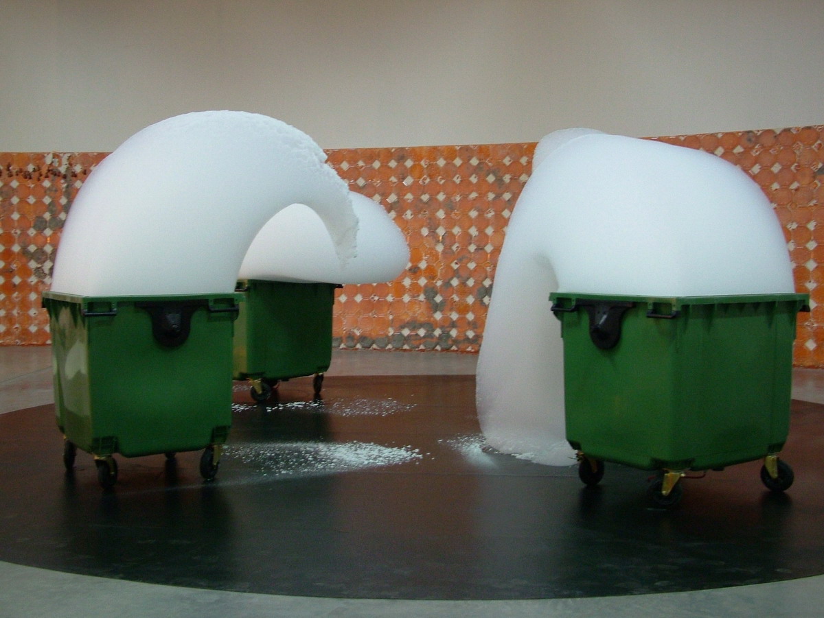 0040 Michel Blazy Fontaine de mousse 2007_縮小大小