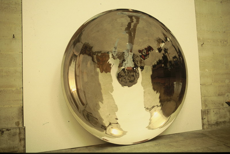 b0240 Anish Kapoor Unitled Acier inoxydable 229x229x46 cm 1998_resize