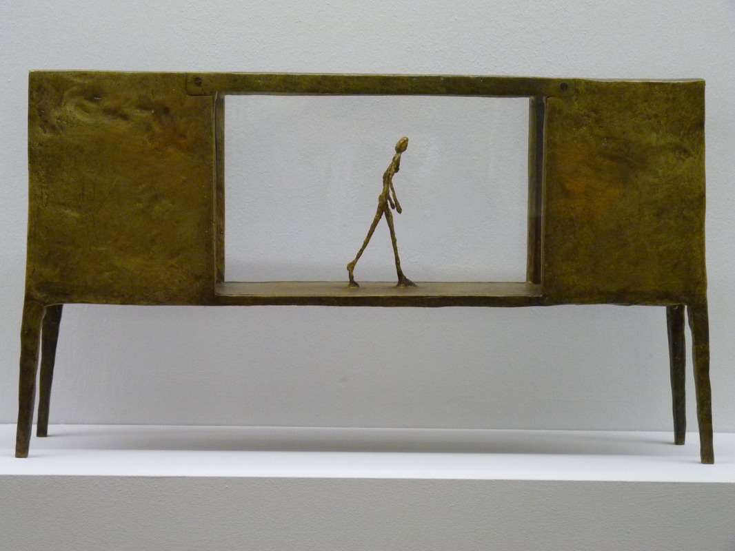 00207 Alberto Giacometti (1901-1966) Figurine dans une boite entre deux maison 1950_縮小大小