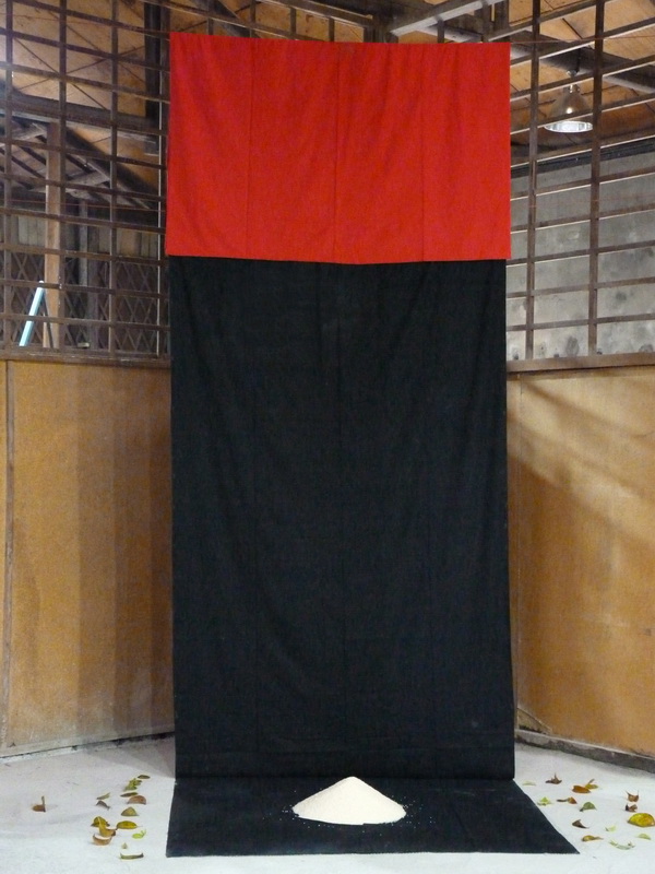 053 如是如樣-1 物體空間裝置 黑及紅布 與一斗1白米 156x 320cm 2012 高雄橋頭藝術村 - 複製