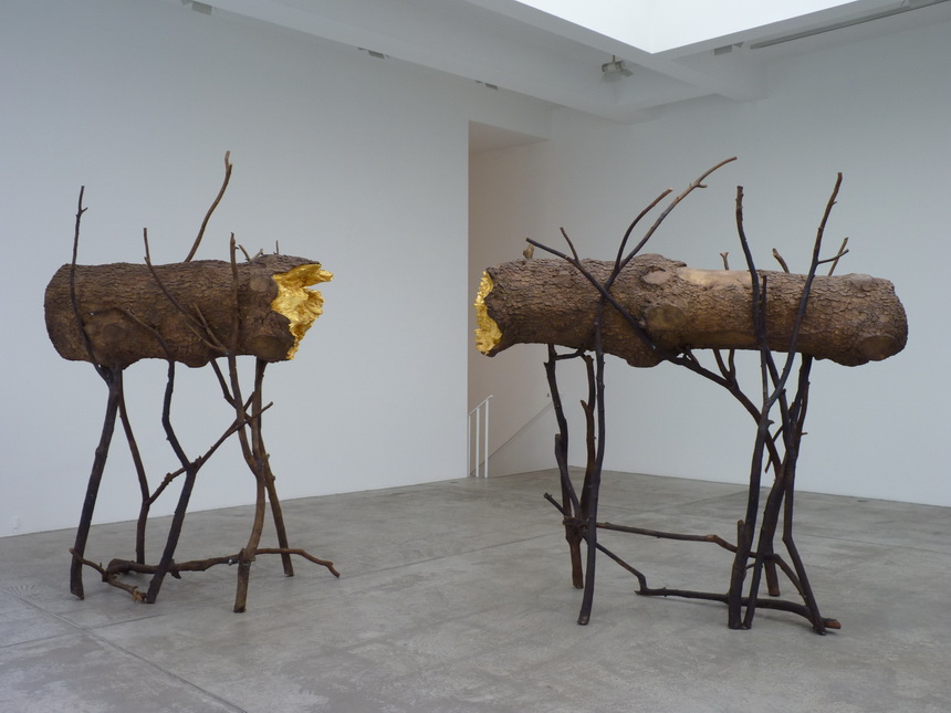042 Giusepp Penone tra.... 266.7x160x86cm - 256.5x226x83.3cm 2 parties en bronze 2008