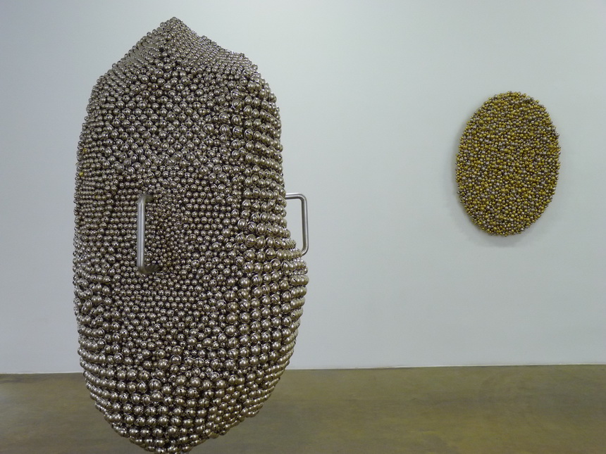 048 Haegue Yang 前 sonic brass dance 230x80cm - 後 sonic rotating ovals-brass and Nickel plated 100x70cm 2013