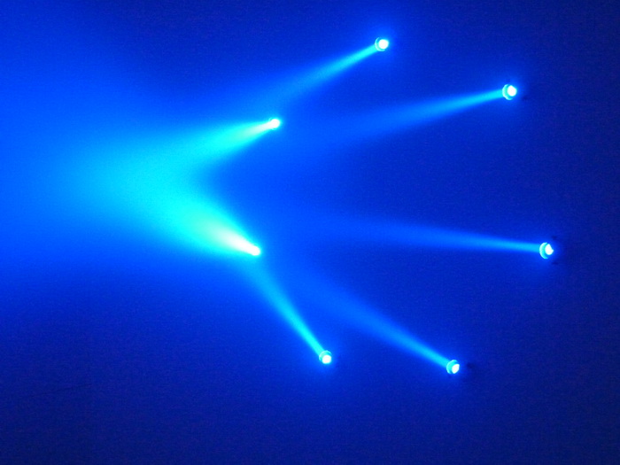 003 Ann Veronica Janssens ne1956 bluette 2006 brume artificielle lampes filtres colores