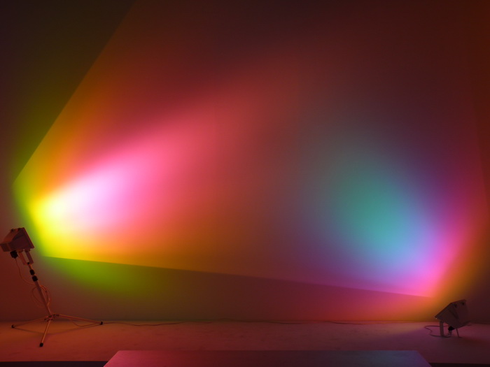 007 Ann Veronica Janssens ne1956 purple turquoise 2006 lampes halogenes filtre de couleur dichroique
