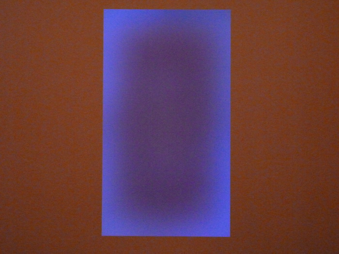 0219 James Turrell ne1943 awakening 2006 bois.verre.tubes fluorescents et variateurs