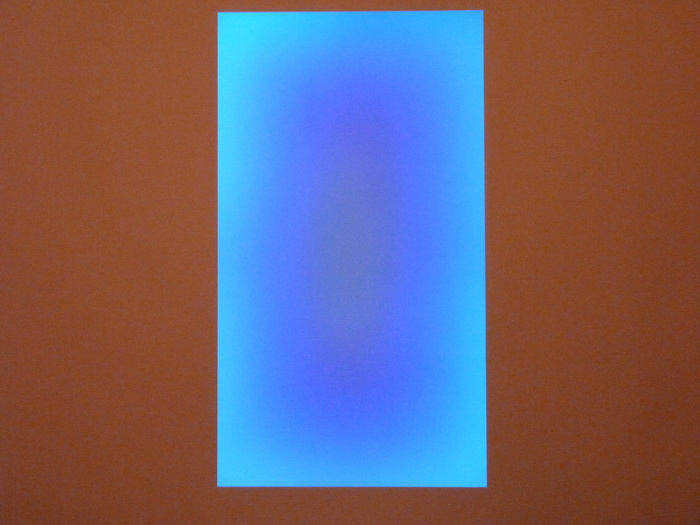 0220 James Turrell ne1943 awakening 2006 bois.verre.tubes fluorescents et variateurs