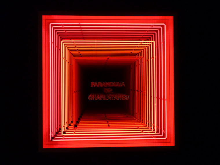 014 Ivan Navarro farandula de charlatanes 122x122x25.5cm 2013
