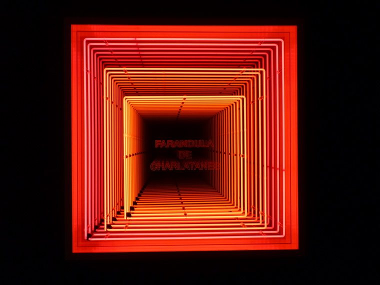 016 Ivan Navarro farandula de charlatanes 122x122x25.5cm 2013