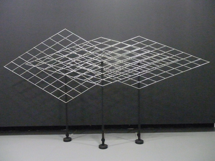 0081 Francois Morellet ne1926 trois grilles se deformant 1965 tubes d aluminium avec support en acier moteurs et chaines