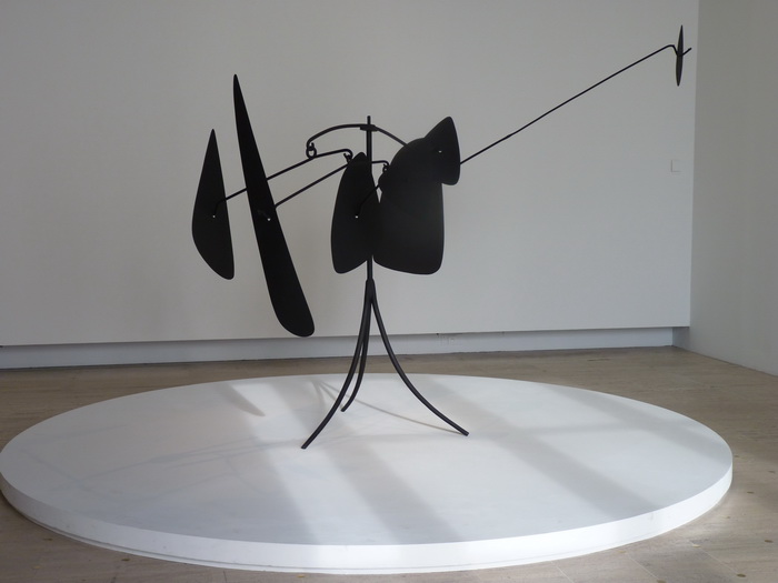 0273 Alexander Calder 1898-1976 les boucliers 1944 mobile sur pied metal peint tiges en metal fil d acier