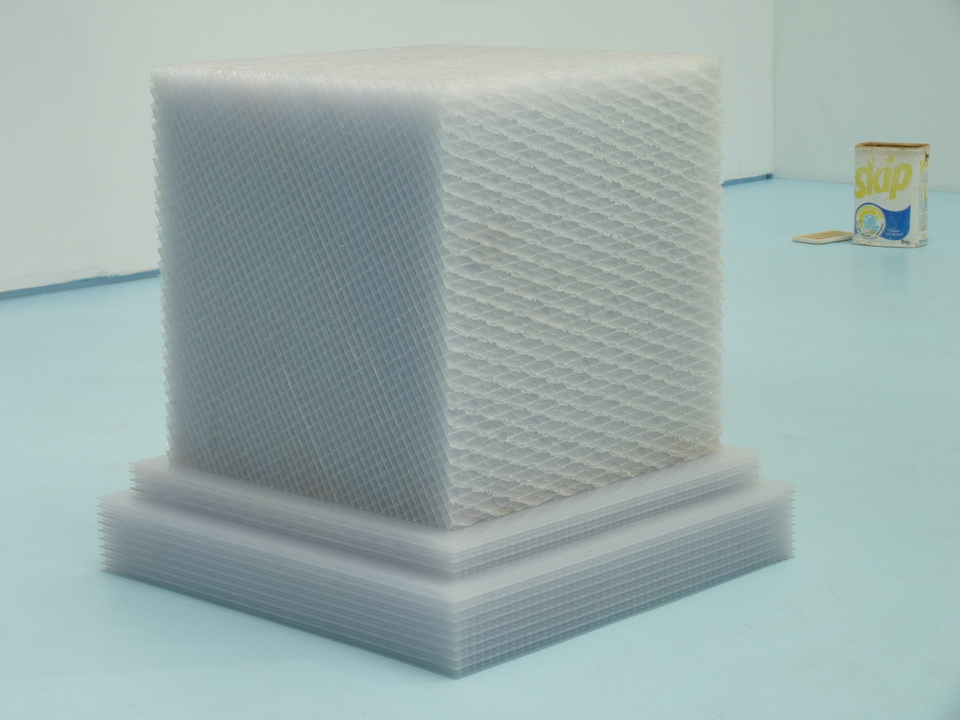 055 Eric Baudart Cubikron 2.0 116,5 x 95 x 95 cm 2013 plastique alvéolaire
