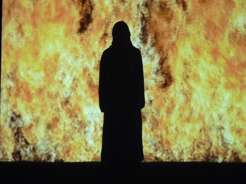 082 Bill Viola fire woman -femme de feu 2005 projection video definition en couleur 4 canaux audio avec subwoofer 11minu 12sec performeuse Robin Bonaccorsi coll Pinault