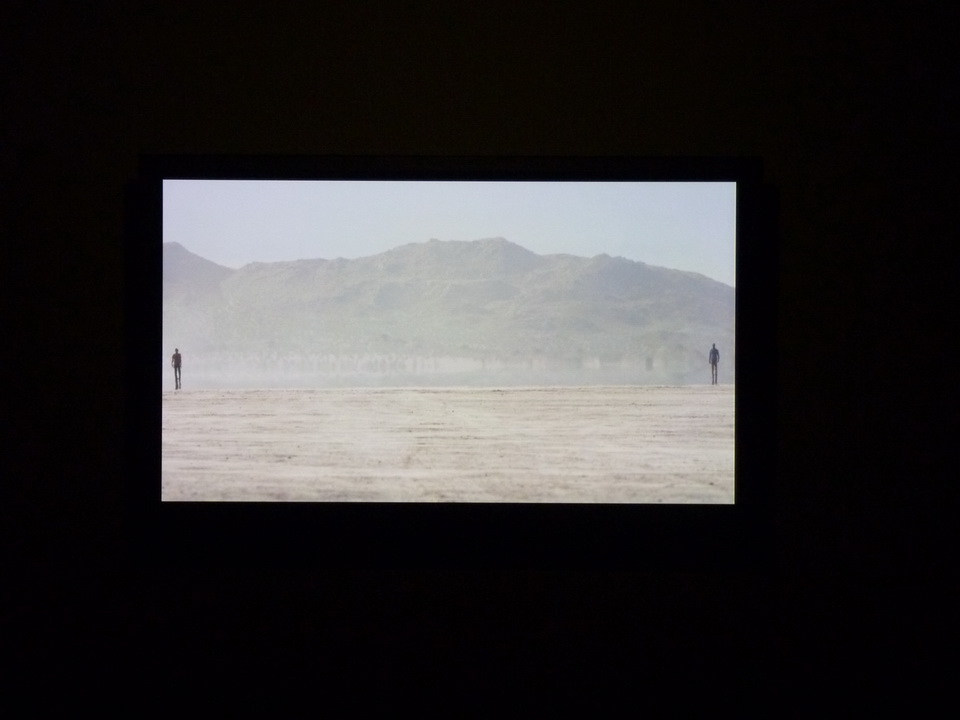 049 Bill Viola walking on the edge -marche a la lisiere 2012 12 minutes 33 sec performeurs Kwesi Dai -Darrow Igus