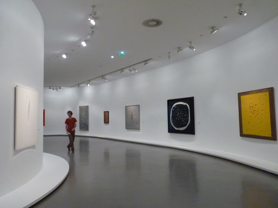 003 Lucio Fontana retrospective 2014