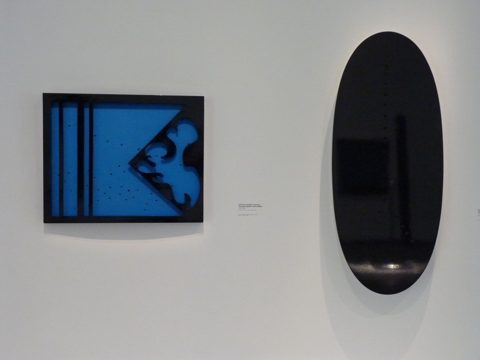 012 Lucio Fontana concept spatial- petit theatre 左-1965-66 右-1967 trous bois laque