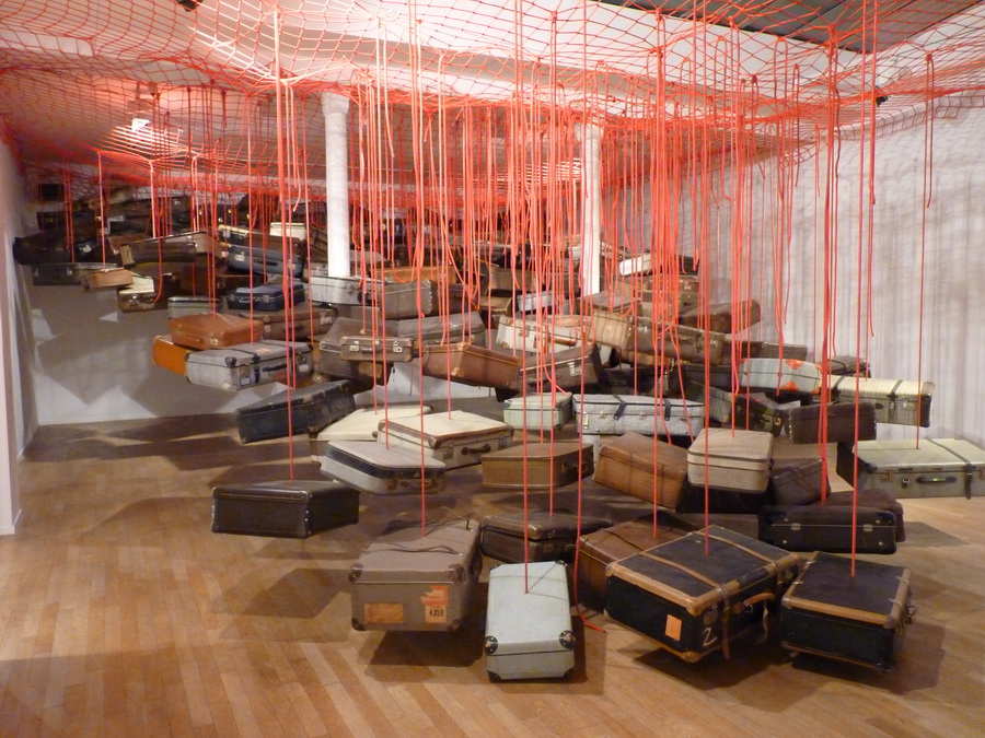 008 Chiharu Shiota ne1972 dialogues installation dimensions variables 2014