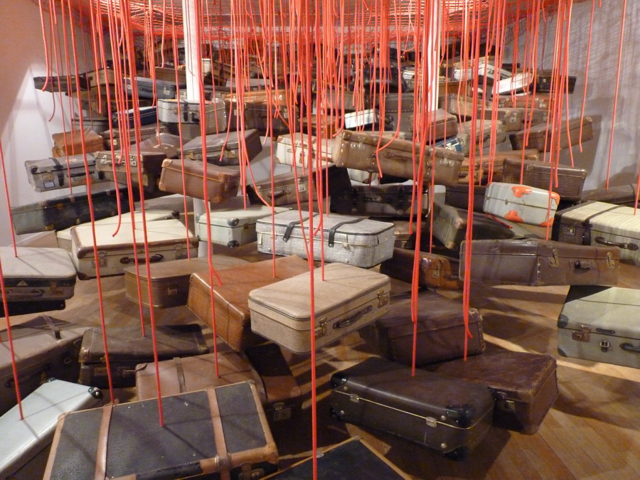 009 Chiharu Shiota ne1972 dialogues installation dimensions variables 2014