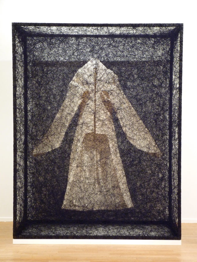 001 Chiharu Shiota ne1972 state of being -kimono 230x180x80cm 2014