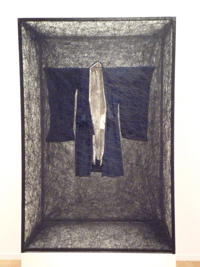 003 Chiharu Shiota ne1972 state of being -boy s kimono 150x100x80cm 2013
