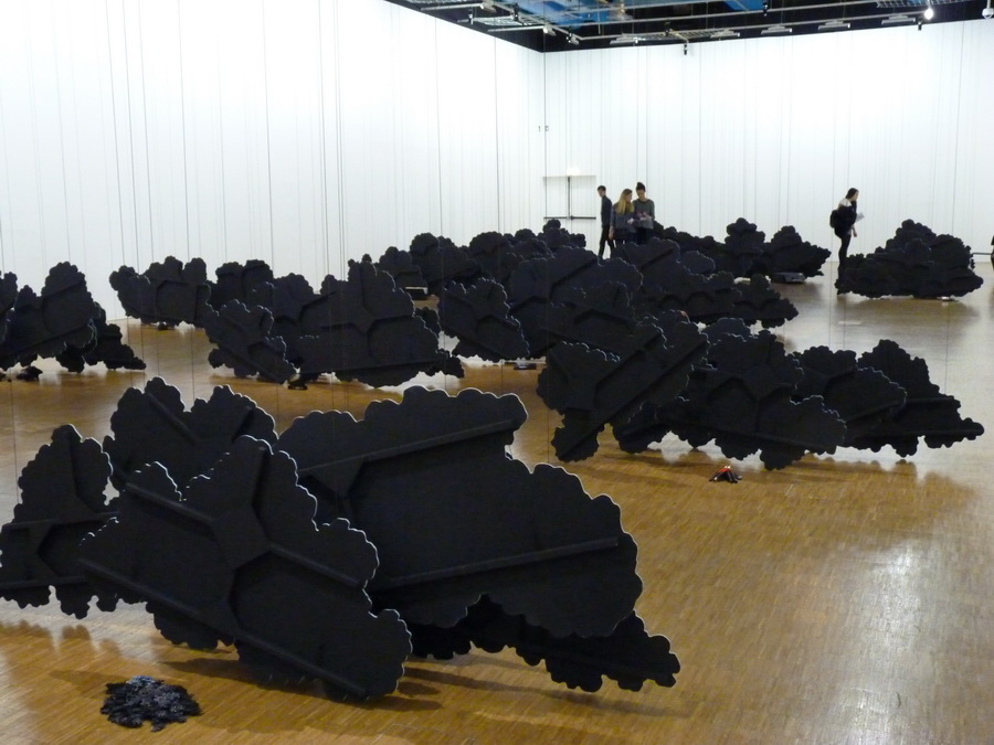 005 Latifa Echakhch -L air du temps 2014 installation objets divers