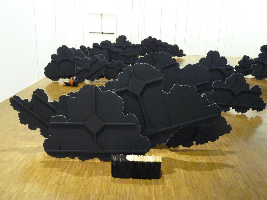 010 Latifa Echakhch -L air du temps 2014 installation objets divers