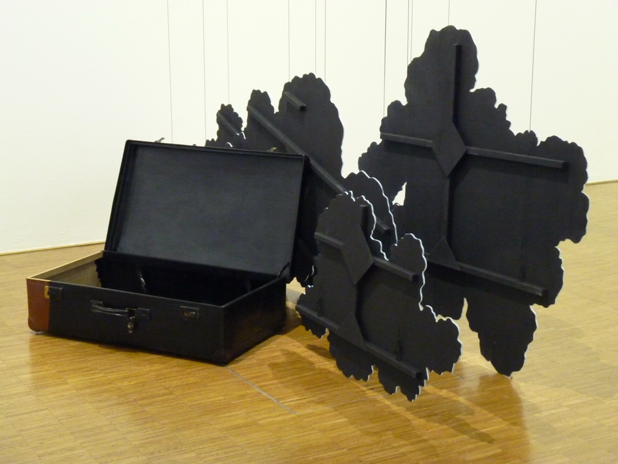 011 Latifa Echakhch -L air du temps 2014 installation objets divers