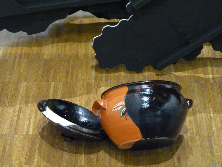 012 Latifa Echakhch -L air du temps 2014 installation objets divers