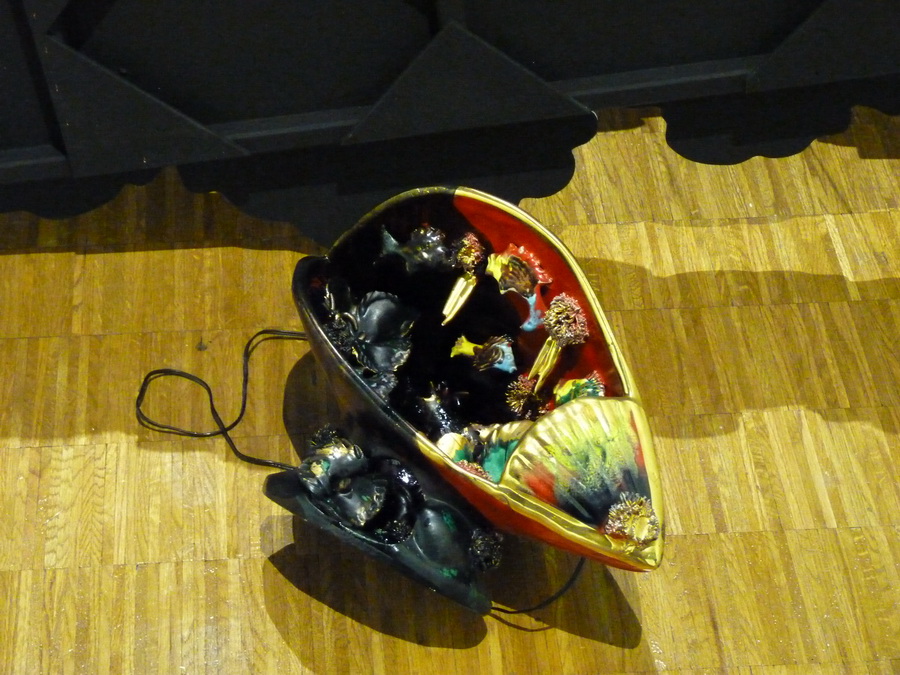 013 Latifa Echakhch -L air du temps 2014 installation objets divers
