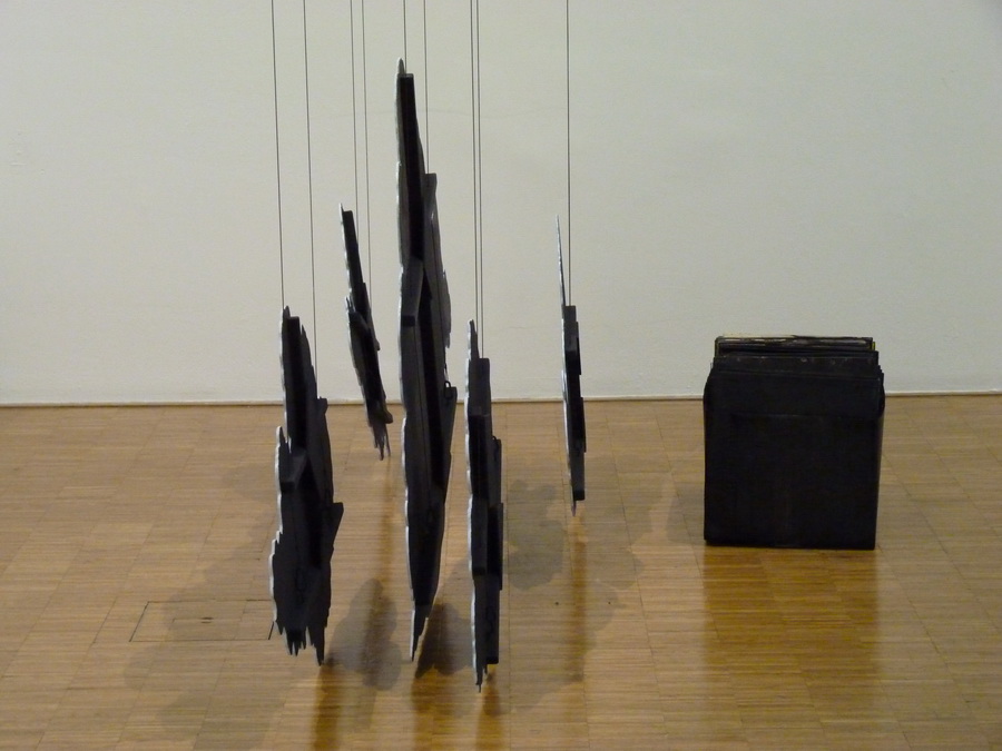 014 Latifa Echakhch -L air du temps 2014 installation objets divers