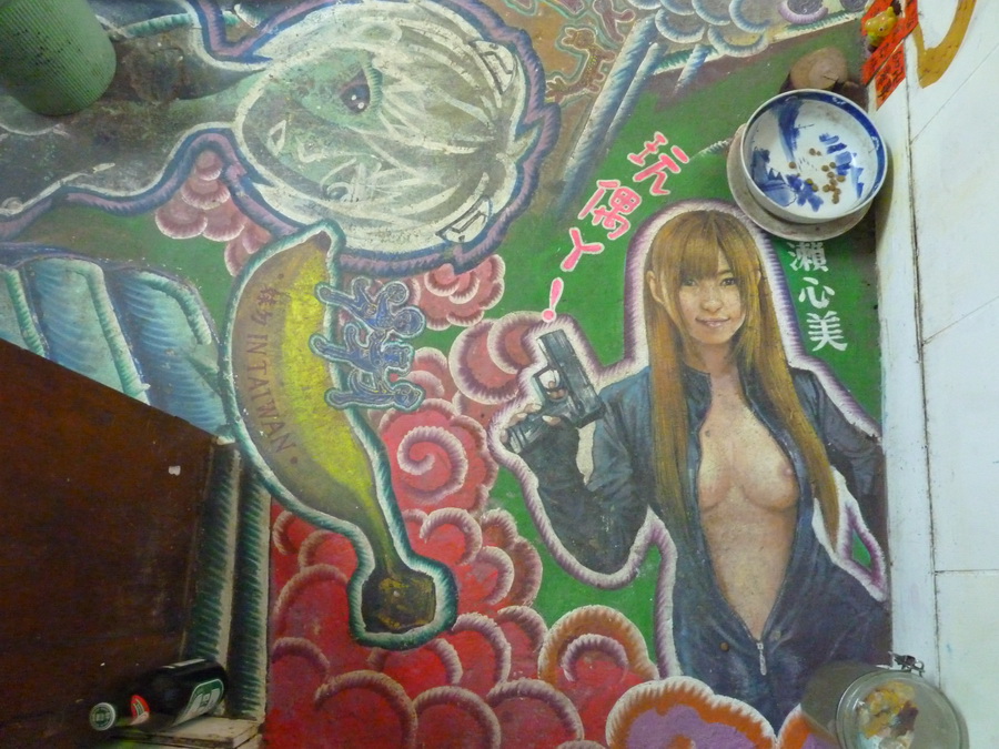 畫在客廳地面上的牆上塗鴉 2014-03拍照