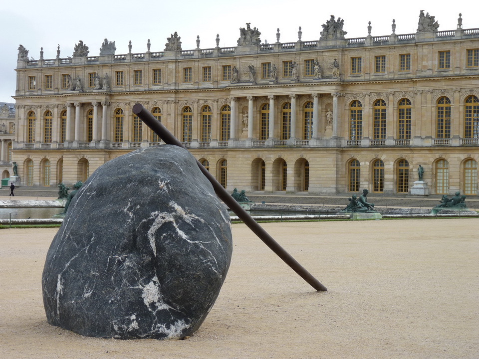 018 Lee Ufan  ne1936  relatum- le baton du geant   2014 acier pierre
