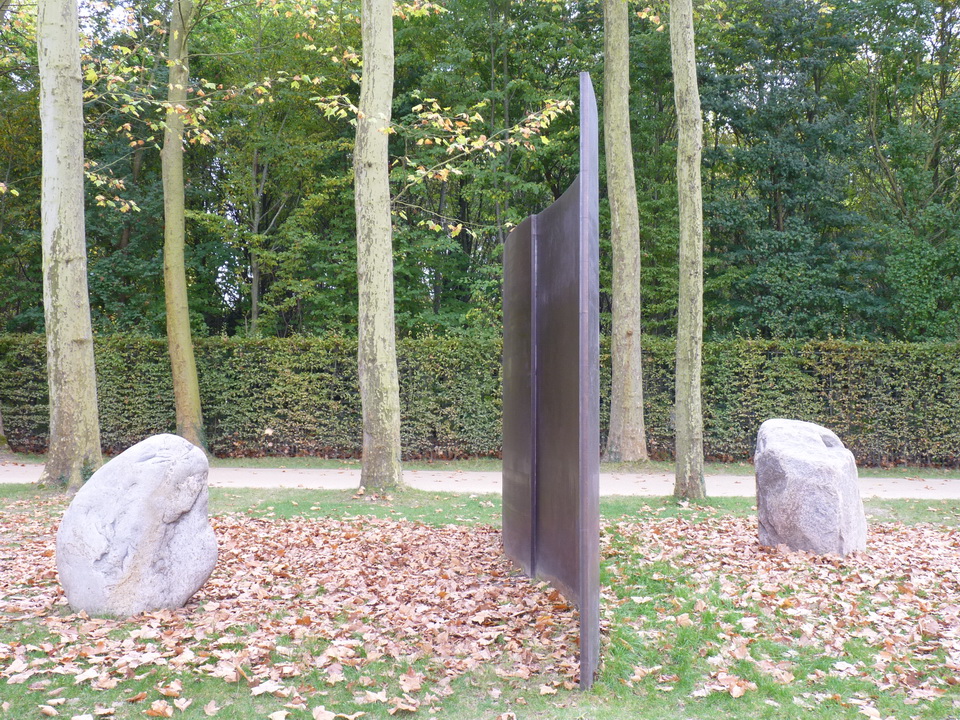 038 Lee Ufan  ne1936  relatum- dialogue Z  2014 acier pierre