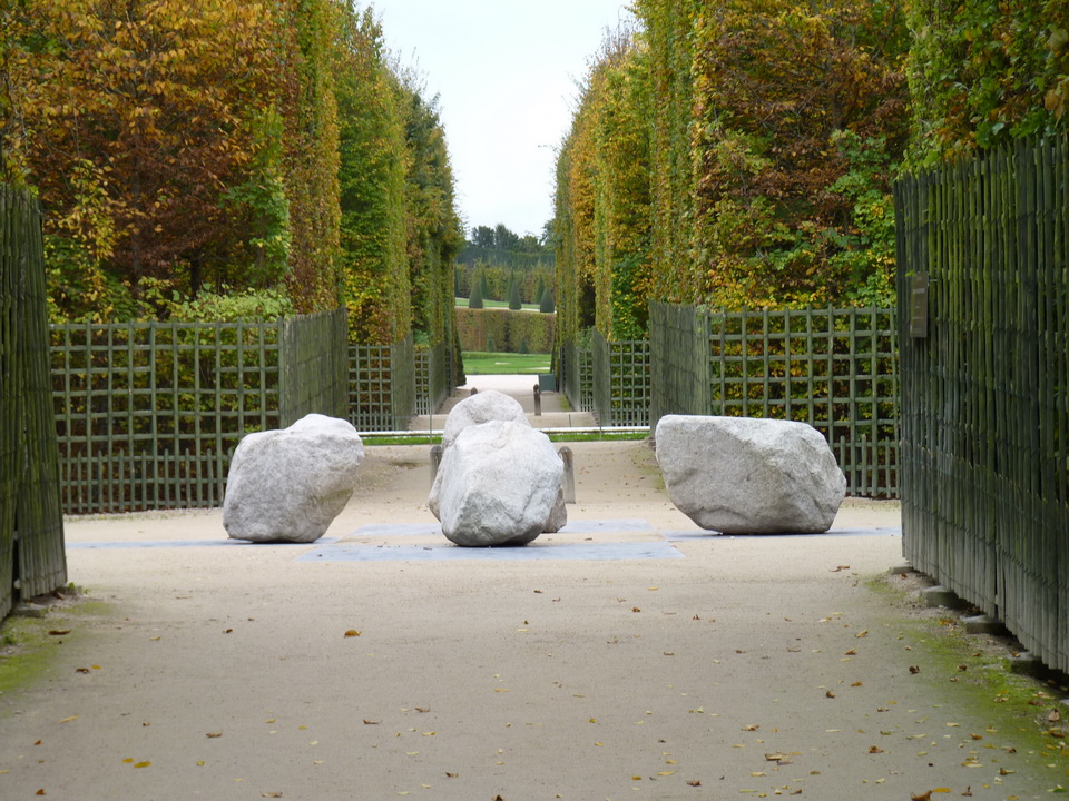 044 Lee Ufan  ne1936  relatum- four sides of messengers    2014 acier pierre