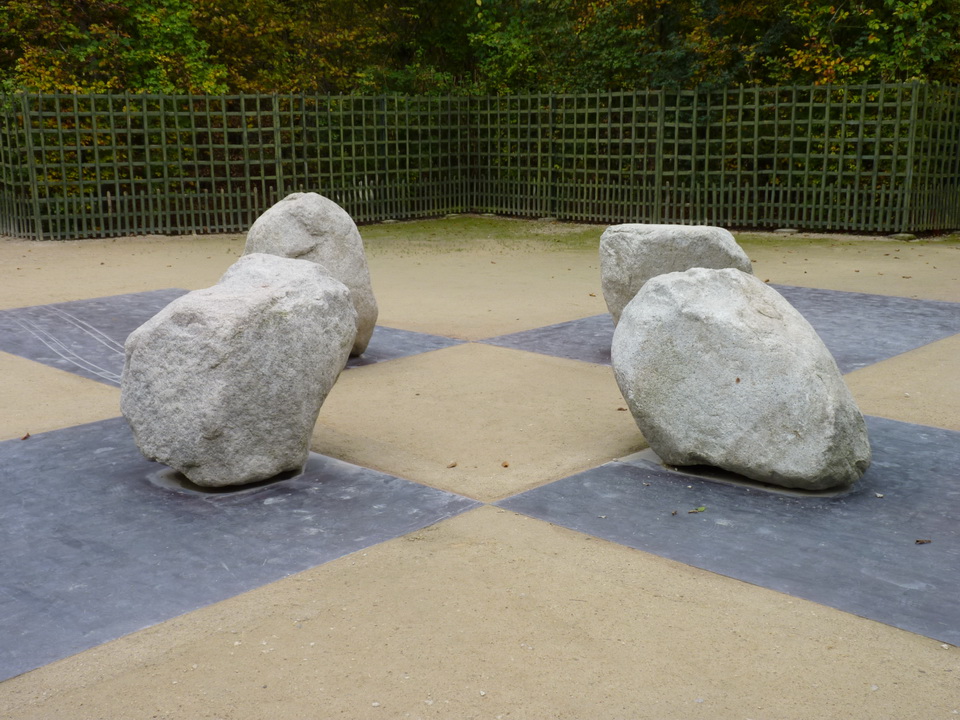045 Lee Ufan  ne1936  relatum- four sides of messengers    2014 acier pierre