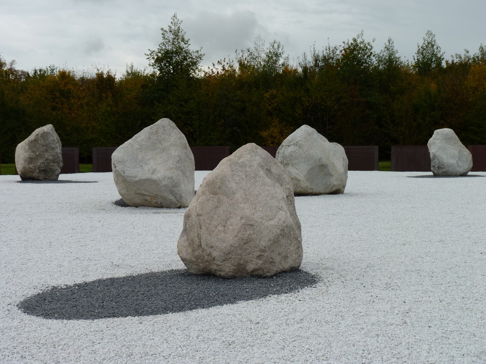 050-1 Lee Ufan  ne1936  relatum- l ombre des etoiles 2014 acier pierre