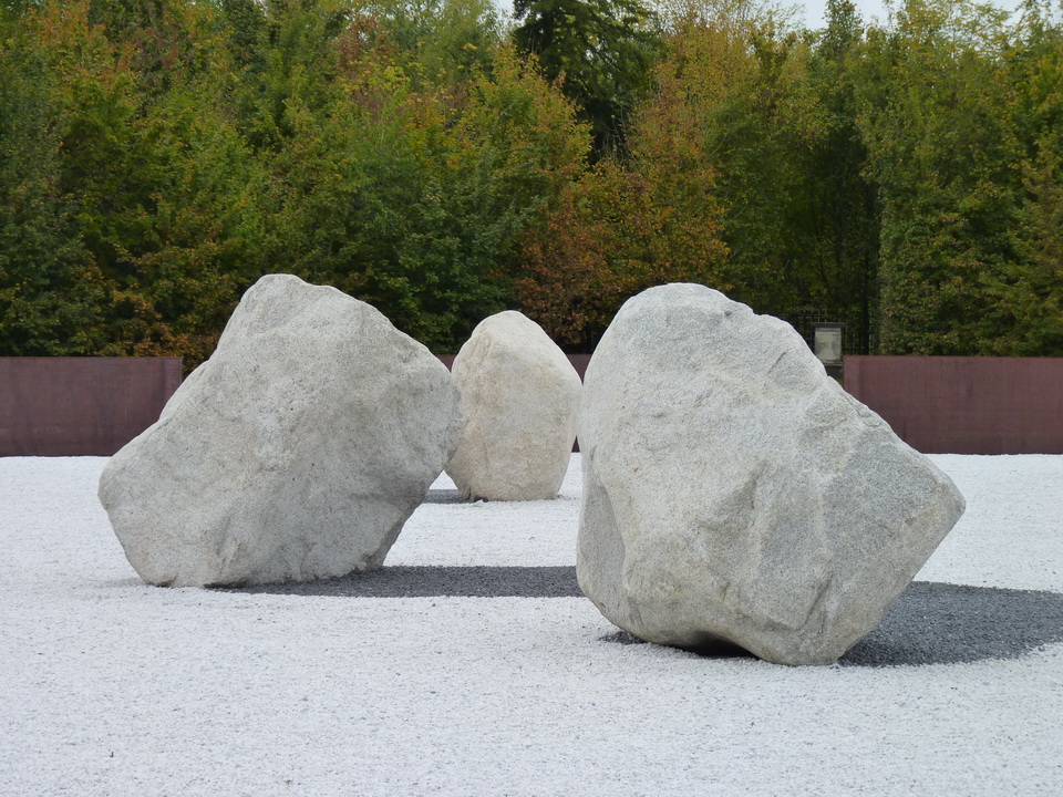 050 Lee Ufan  ne1936  relatum- l ombre des etoiles 2014 acier pierre