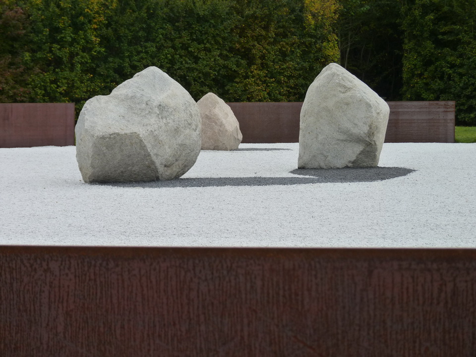 050-2 Lee Ufan  ne1936  relatum- l ombre des etoiles 2014 acier pierre