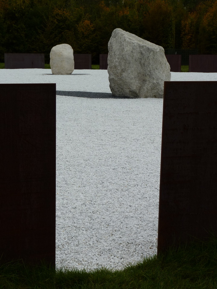 050-3 Lee Ufan  ne1936  relatum- l ombre des etoiles 2014 acier pierre