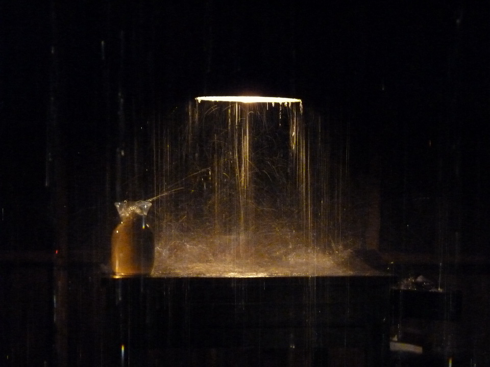 022-3 Stephane Thidet b1974 sans titre -le refuge 2007 installation bois meuble pompes eau