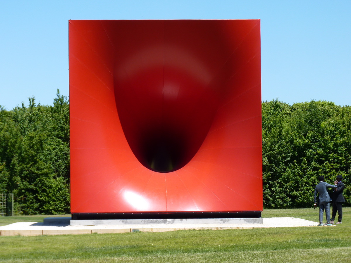 0090 Anish Kapoor sectional body preparing for monadic singularity 2015