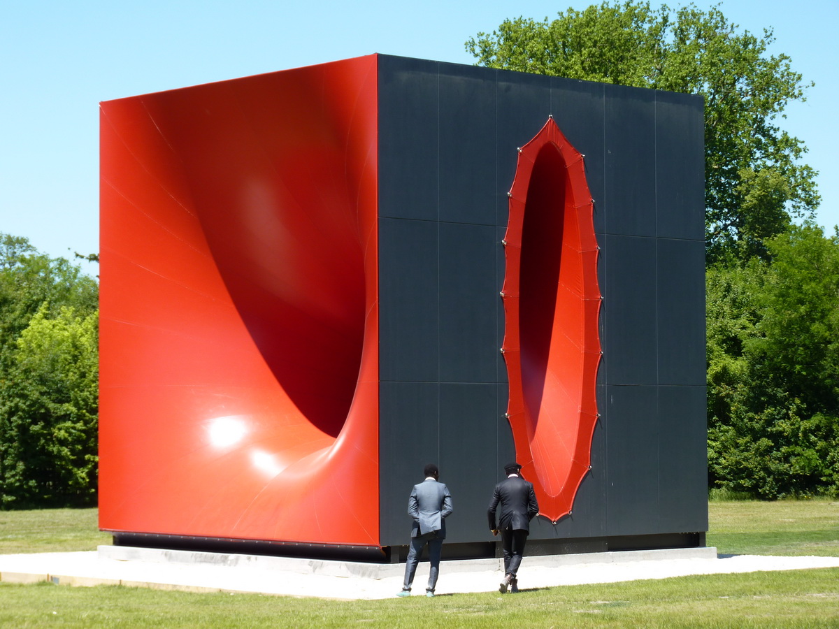 0091 Anish Kapoor sectional body preparing for monadic singularity 2015