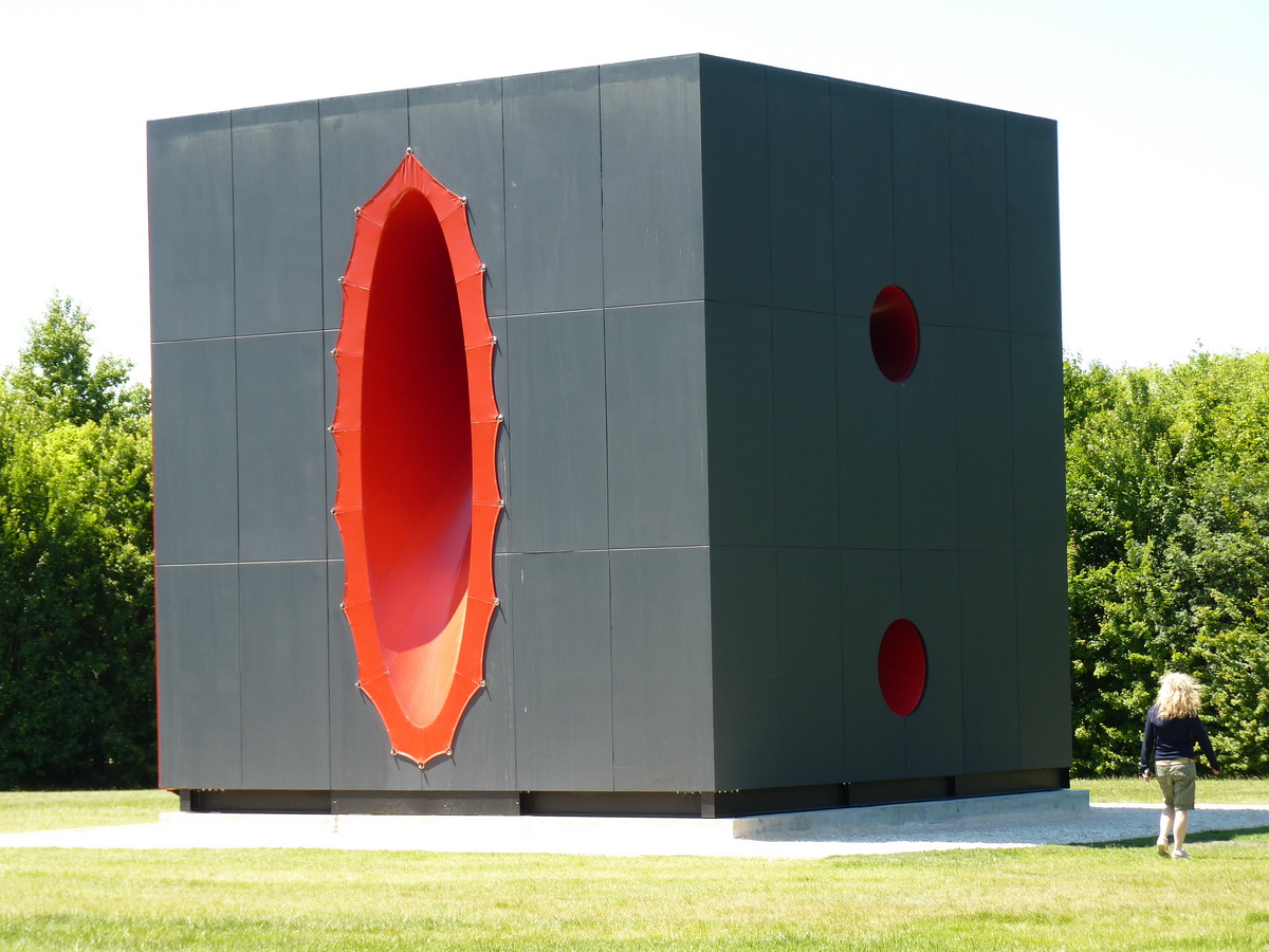 0093 Anish Kapoor sectional body preparing for monadic singularity 2015