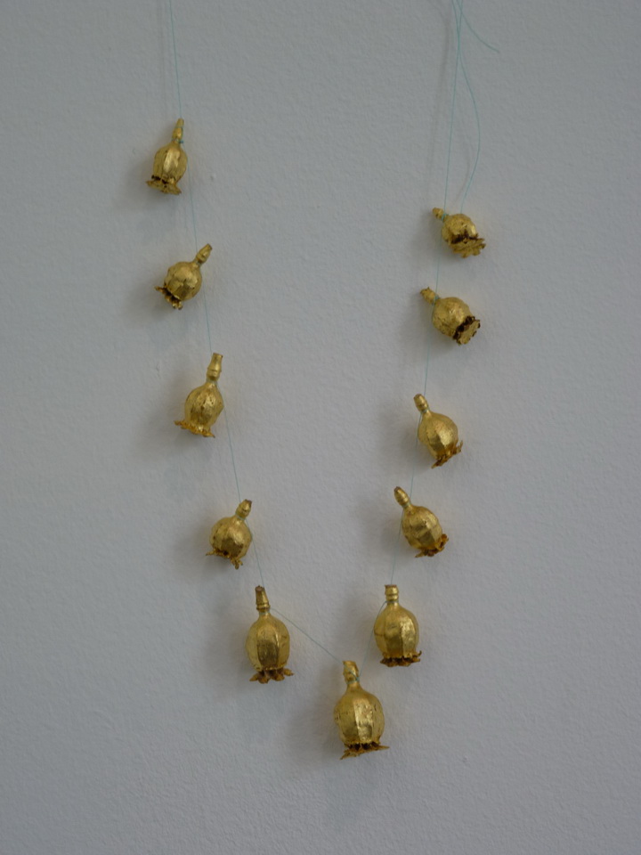 073 Lionel Esteve ne 1967 la collier 27x17x3cm 2015 bulbes de pavot dorees