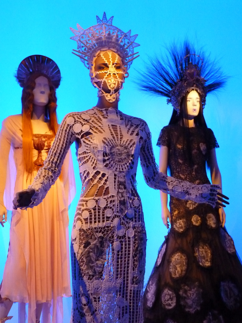 007-7 robe crochetee appliques en lin -cheubin coiffe et masque crochetes en dentelle 2007
