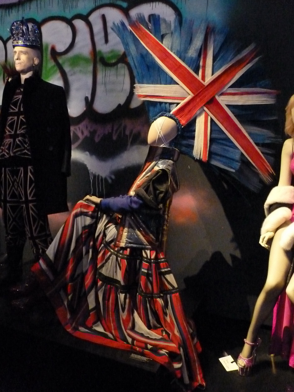 017 Doudoune en plume apparente union Flag top en tulle stretch bleu electrique longue jupe zippee union Flag 2014-15